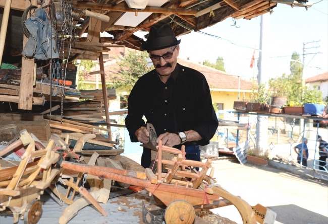 Mesleğini minyatür kağnı yaparak sürdürüyor